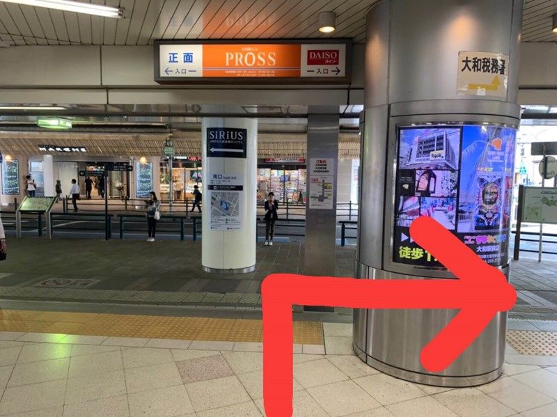 ①改札出て右に曲がって下さい