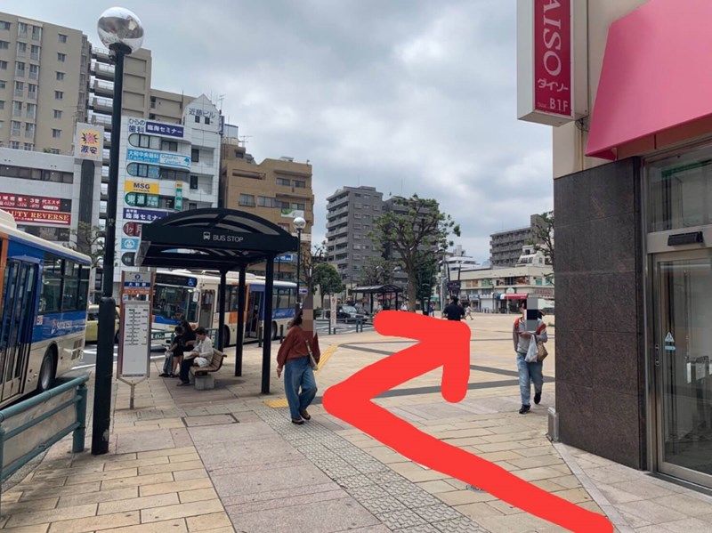 ②広場を右に曲がって下さい