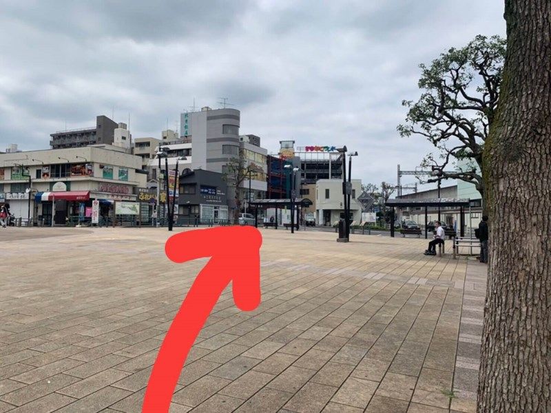 ③真っすぐ進むと交番があります