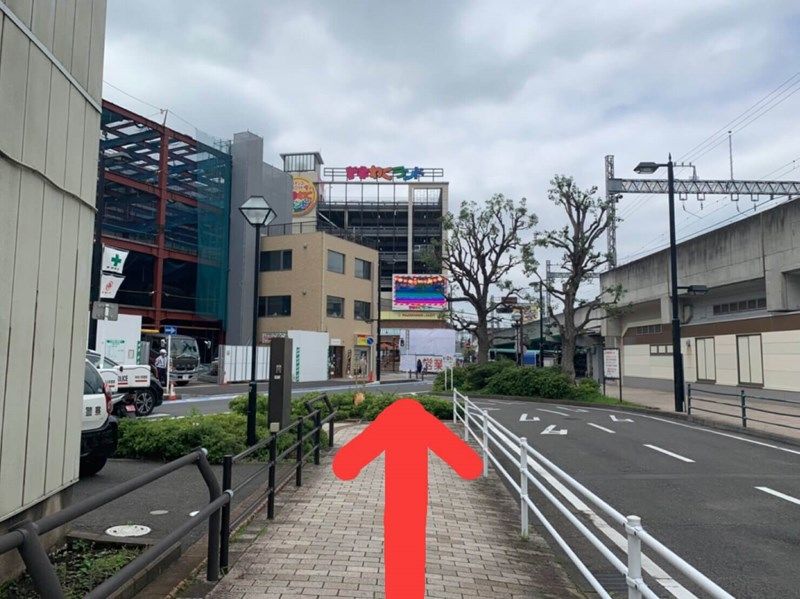 ④さらに直進すると、ドキわくランド(パチンコ屋さん)が見えるので左に曲がって下さい